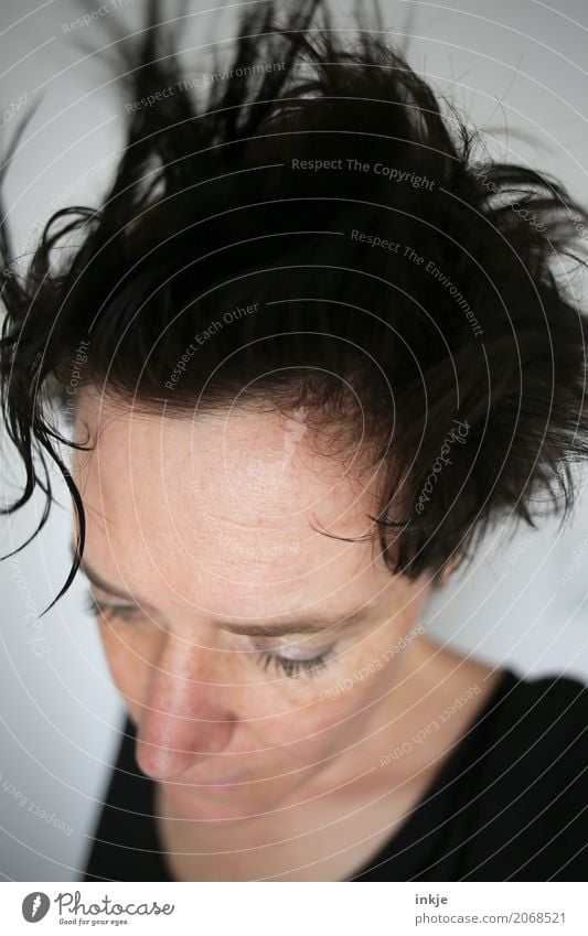 Frau mit nassen strubbeligen Haaren Lifestyle Stil schön Haare & Frisuren Erwachsene Leben Kopf Gesicht 1 Mensch 30-45 Jahre schwarzhaarig kurzhaarig