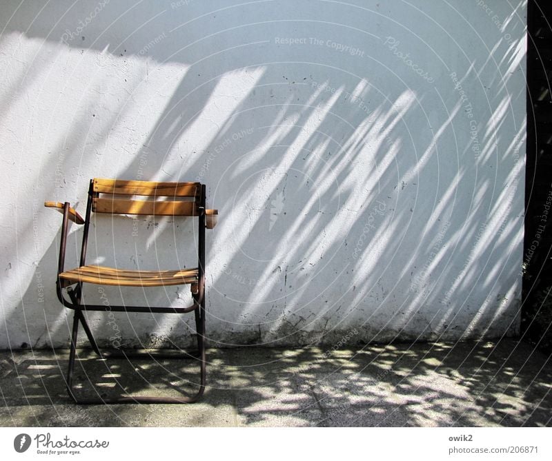 Immer noch nich da, der Regissör? Stuhl Umwelt Klima Wetter Schönes Wetter Mauer Wand Fassade Erholung eckig einfach hell gelb grau schwarz weiß Klappstuhl