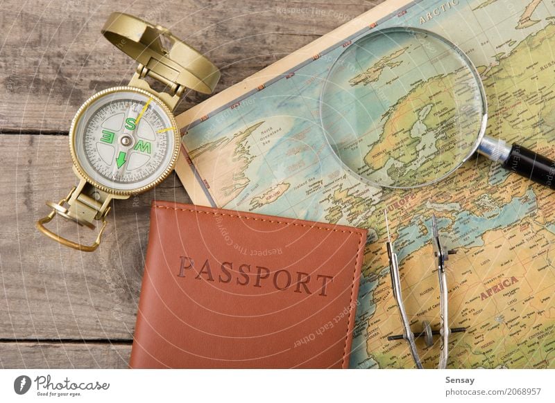 Kompass und Vintage Karte auf dem Schreibtisch aus Holz Ferien & Urlaub & Reisen Ausflug Abenteuer Dekoration & Verzierung Erde Mauer Wand Leder alt historisch