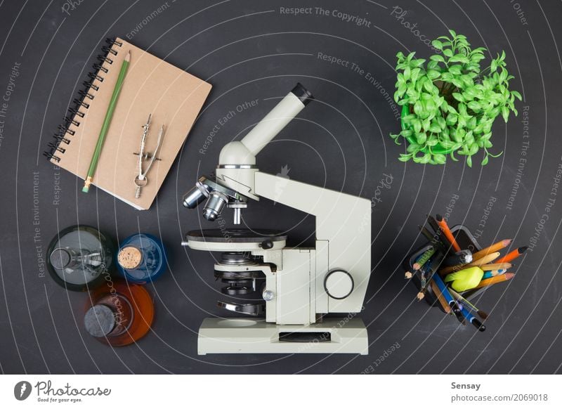 Bildungskonzeptbücher und -mikroskop Schreibtisch Tisch Wissenschaften Schule lernen Klassenraum Tafel Studium Labor Buch Bibliothek Mikroskop schreiben schwarz