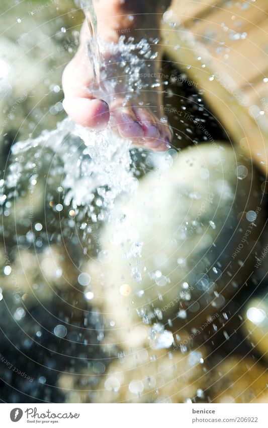 frischfuss Frau Mensch Fuß Waschen Wasser kalt Erfrischung Kühlung kühlen Sommer Frühling Natur Wassertropfen spritzen Wasserspritzer Fußbad Frauenfuß