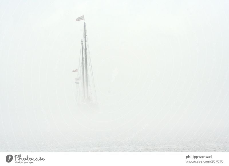 Schiff im Nebel Schifffahrt Segelboot Segelschiff Natur Farbfoto Außenaufnahme Tag Totale unerkannt verdeckt weiß Mast unsichtbar