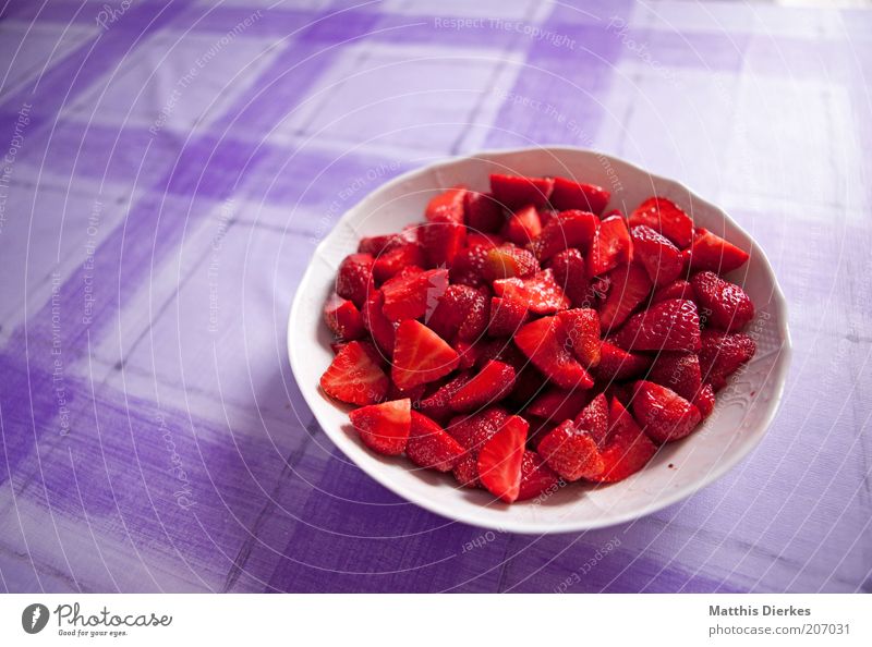 Erdbeeren rot Schalen & Schüsseln violett Innenaufnahme lecker frisch Obstsalat Textfreiraum links Gesundheit Gesunde Ernährung fruchtig Dessert Vitamin C