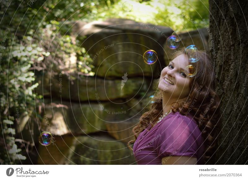 Tagträume Freude Mensch feminin Junge Frau Jugendliche Erwachsene 1 18-30 Jahre Park Wald Seifenblase brünett rothaarig Locken beobachten Erholung genießen