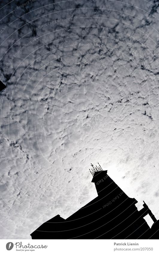 Wolkenmeer Himmel Haus Turm Bauwerk Gebäude Architektur Blick ästhetisch dunkel Stimmung faszinierend Menschenleer Textfreiraum oben Textfreiraum Mitte Abend
