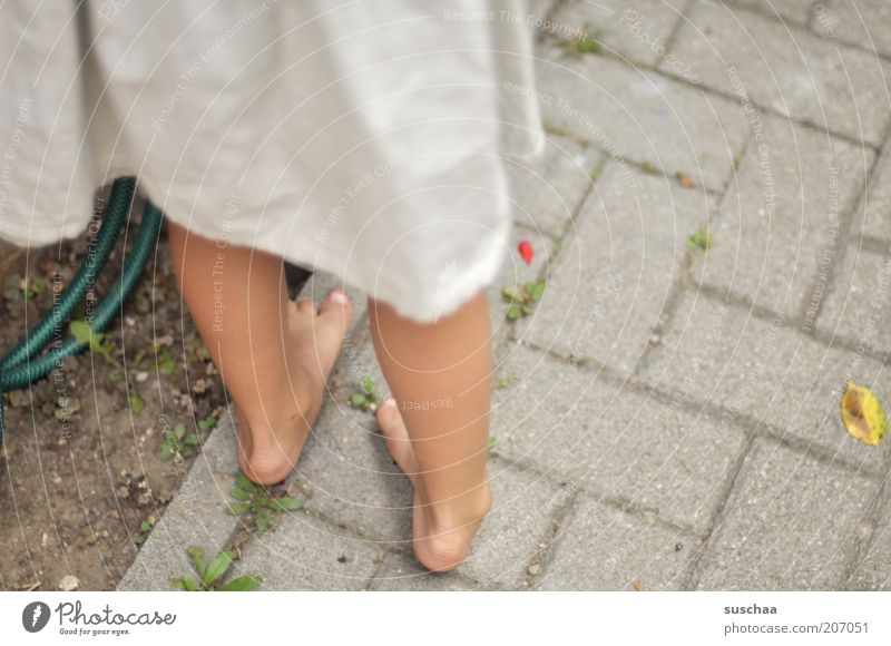 ohne schuh und strümpf .. feminin Mädchen Kindheit Leben 1 Mensch Umwelt Sommer Garten Beton stehen Wege & Pfade Zufriedenheit Kleid Beine Fuß Unkraut