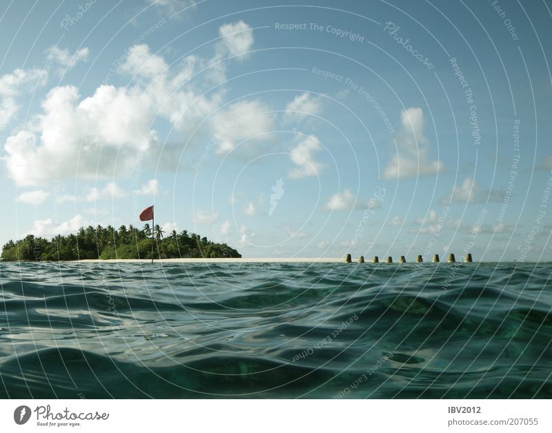 Red flag in paradise III Ferien & Urlaub & Reisen Sommer Meer Insel Wellen Malediven Wasser Korallenriff Freizeit & Hobby Fahne Himmel Wolken Außenaufnahme Tag