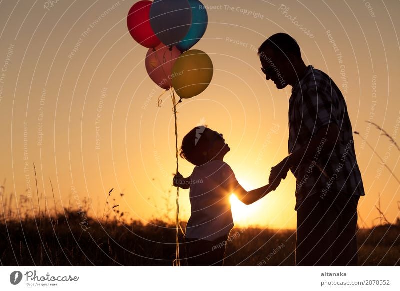 Vater und Sohn, die mit Ballonen im Park spielen Lifestyle Freude Glück Freizeit & Hobby Ferien & Urlaub & Reisen Abenteuer Freiheit Camping Sommer Sonne