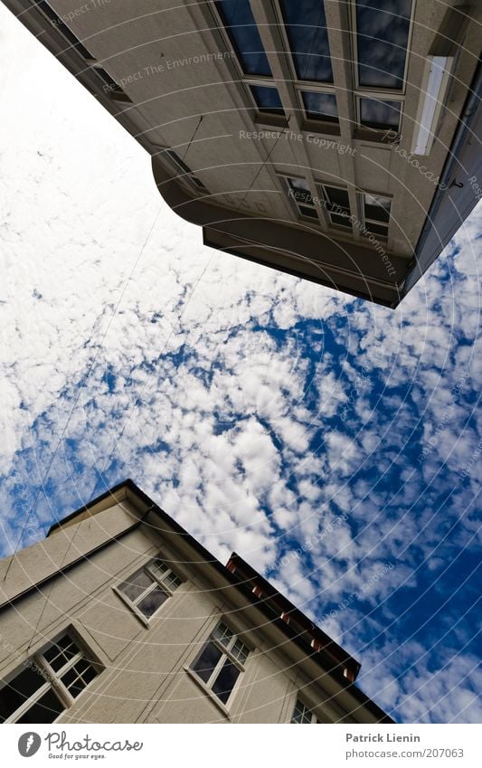 schräg Umwelt Urelemente Luft Wolken Stadt bevölkert Haus Bauwerk Gebäude Architektur Blick weiß blau Fenster Reflexion & Spiegelung oben stürzend Farbfoto