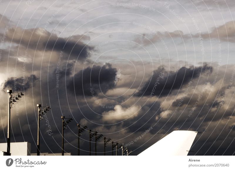 wolkig fetzig Ferien & Urlaub & Reisen Luftverkehr Himmel Wolken Gewitterwolken Nachthimmel Klima Wetter Wind Sturm Flugzeug Flughafen Landebahn im Flugzeug