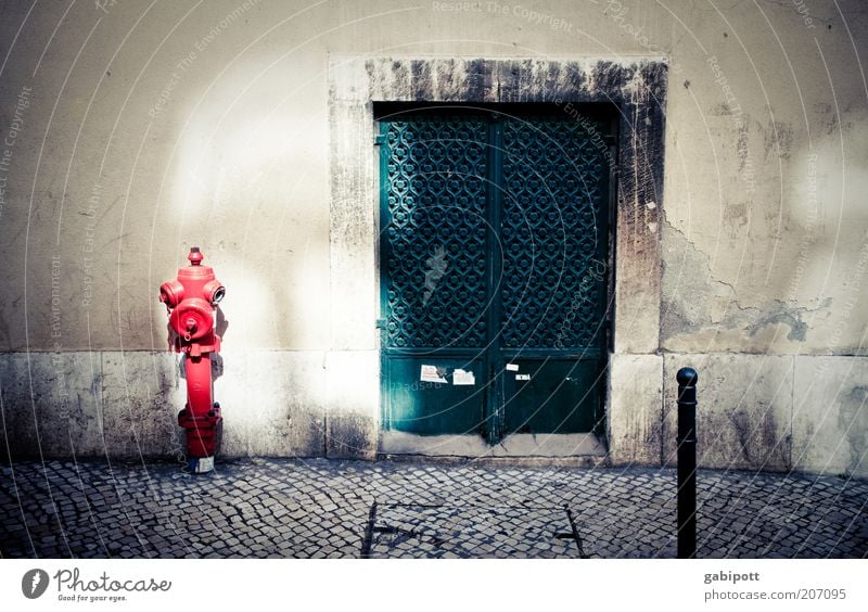 hydranten dehydrieren nycht Lissabon Haus Gebäude Straße Kopfsteinpflaster Hydrant Tür historisch grün rot Wärme Sommer heiß Bürgersteig mehrfarbig