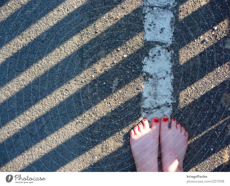 Barfußgänger feminin Fuß Fußgänger Straße Wege & Pfade entdecken laufen rot Nagellack Seitenlinie weiß stehen grau Streifen Farbfoto Außenaufnahme