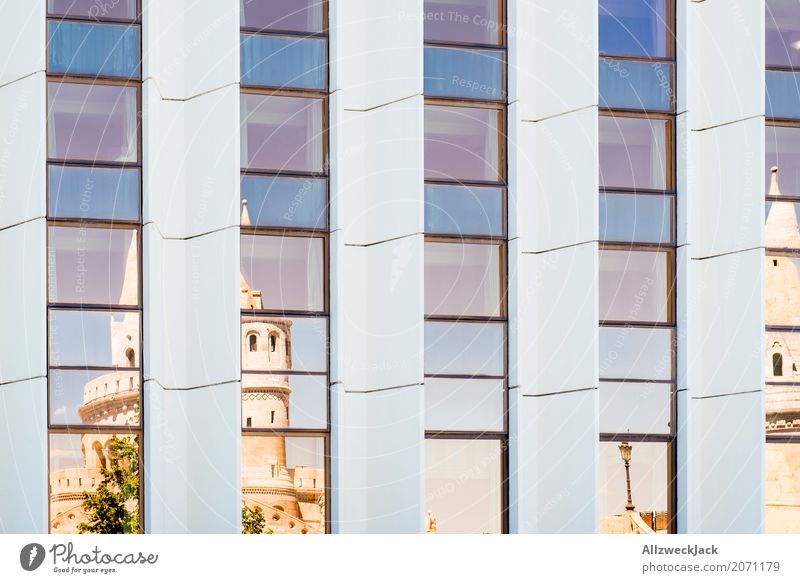 |:|:|:|:| Budapest Ungarn Hauptstadt Altstadt Menschenleer Kirche Architektur Design Surrealismus Spiegel Fenster verspiegelt Farbfoto Außenaufnahme Experiment