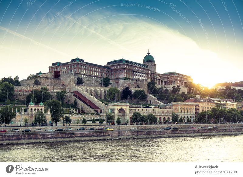 Palast der untergehenden Sonne Budapest Ungarn Donau Wasser Fluss Wasserfahrzeug Schifffahrt Ausflug Binnenschifffahrt Sonnenuntergang Abend gold Beleuchtung