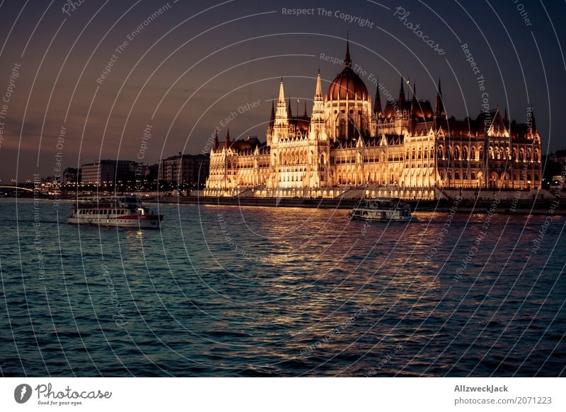 Das güldene Parlament Budapest Ungarn Donau Wasser Fluss Wasserfahrzeug Schifffahrt Ausflug Binnenschifffahrt Sonnenuntergang Abend gold Beleuchtung Licht