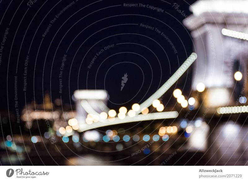 Budapest Kettelbrücke bei Nacht beleuchtet unscharf Europa Ungarn Donau Nachtaufnahme Menschenleer Beleuchtung Licht Brücke Kettenbrücke Wahrzeichen