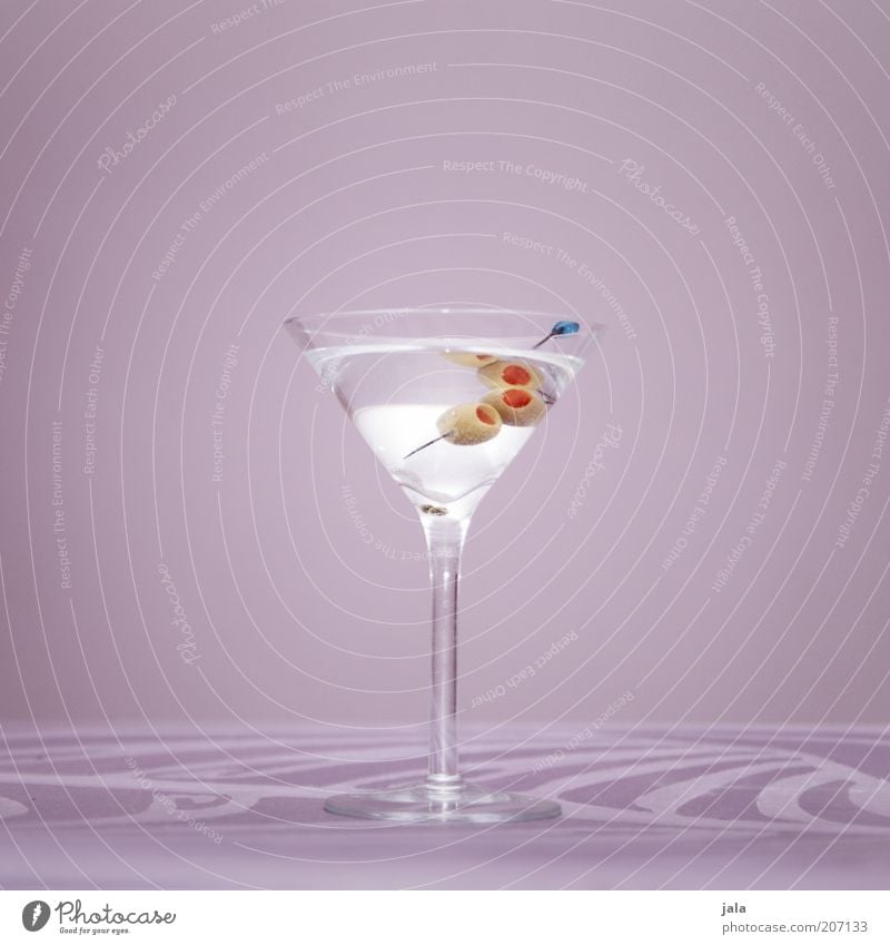 Dry Martini Getränk Alkohol Longdrink Cocktail Glas Cocktailglas Lifestyle elegant Stil ästhetisch Flüssigkeit violett weiß Oliven klassisch Muster Farbfoto