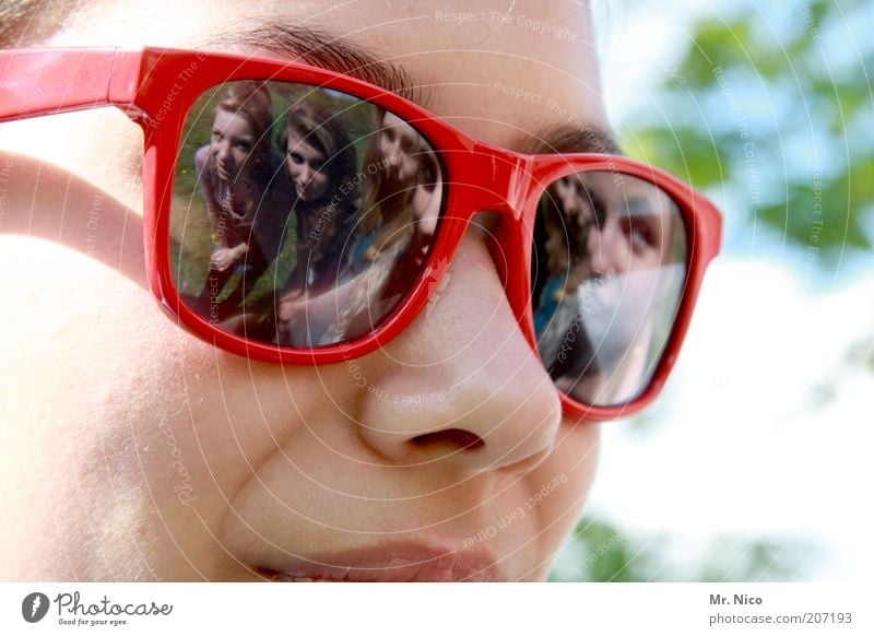 fünf schön feminin Jugendliche Nase 5 Mensch Sonnenbrille rot Freundschaft Blick mehrere Reflexion & Spiegelung Sommer Porträt frech Haut Nahaufnahme Junge Frau