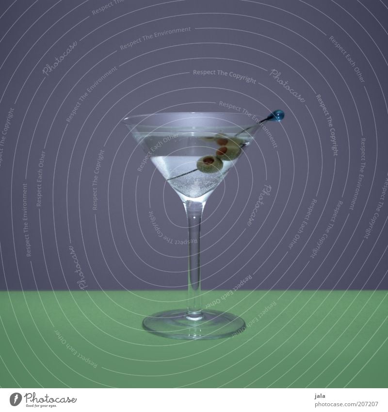 dark martini & dirty olives Getränk Alkohol Spirituosen Longdrink Cocktail Glas Cocktailglas Lifestyle elegant Stil ästhetisch grün violett Oliven Stillleben