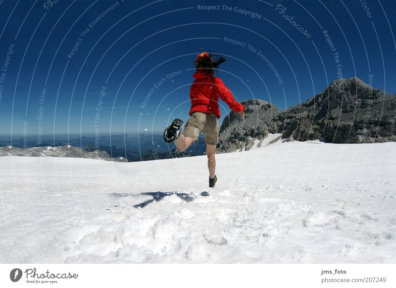 ... einmal HEIDI sein Freude Berge u. Gebirge Mensch 1 18-30 Jahre Jugendliche Erwachsene Himmel Schönes Wetter Schnee Gletscher laufen blau rot Fröhlichkeit