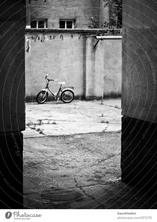 Spielplatz Fahrrad Wien Menschenleer Mauer Wand Fassade Innenhof Hof Kinderfahrrad Umwelt Schwarzweißfoto Außenaufnahme Tag Durchgang trist
