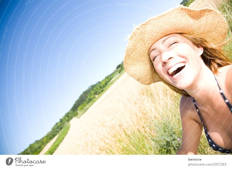 amoi gscheid lochn Frau Mensch lachen Lächeln herzlich herzhaft Hut Sommer Feld Natur stehen Sonnenhut Freude Porträt Bikini Ferien & Urlaub & Reisen