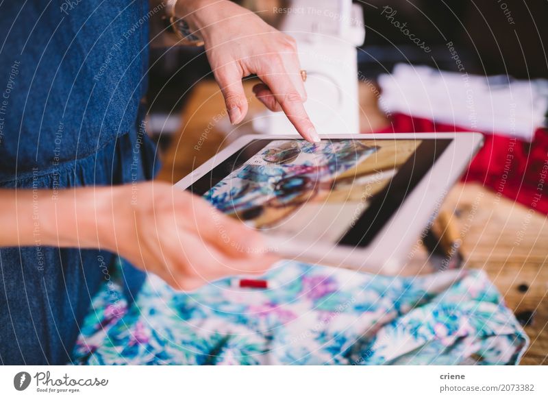 Frau, die Foto mit digitaler Tablette macht Lifestyle Design Freizeit & Hobby Arbeit & Erwerbstätigkeit Business Mittelstand PDA Bildschirm Videokamera