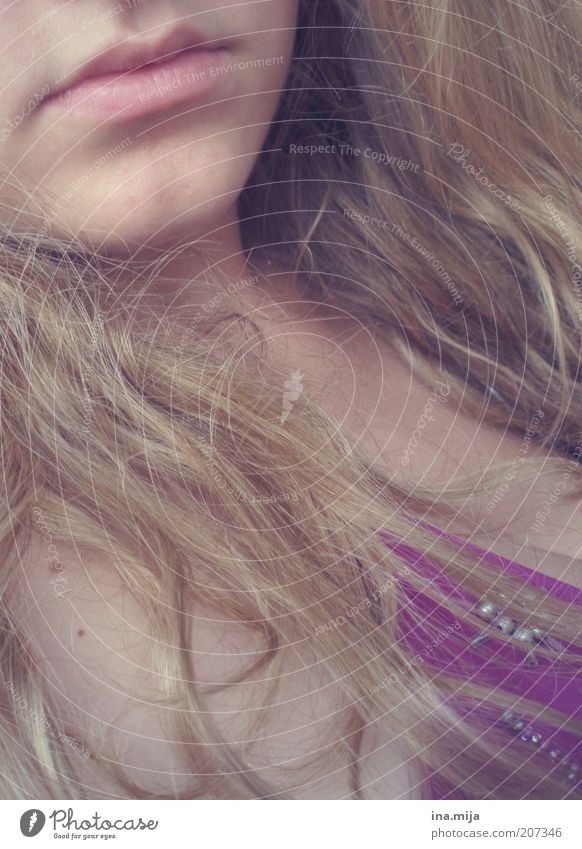 Lippen einer jungen blonden Frau schön Haare & Frisuren Haut ruhig Sommer feminin Erwachsene Jugendliche langhaarig violett ästhetisch Leben unschuldig zart