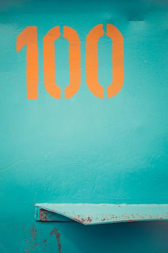 Dinge Container Metall Stahl Rost Zeichen Ziffern & Zahlen Schilder & Markierungen blau orange türkis Design Farbe Werbung 100 Beule Hintergrundbild graphisch