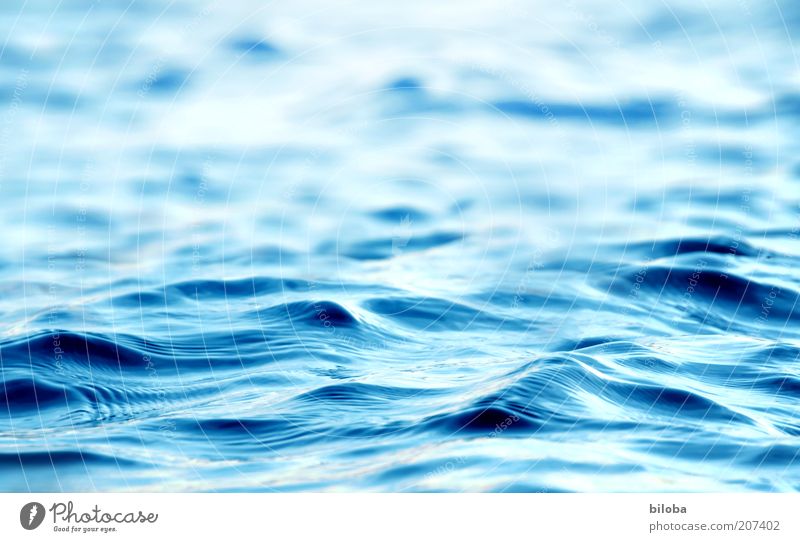 Kühles Nass Natur Urelemente Wasser nass blau weiß Wellen Strukturen & Formen Hintergrundbild Sommer Erfrischung kühlen Wasseroberfläche wellig Wellenform