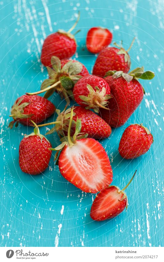Erdbeeren auf einem türkisblauen alten Holztisch Frucht Dessert Diät Sommer Tisch Menschengruppe frisch hell lecker natürlich saftig rot Farbe Beeren Tablett
