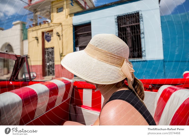 LADY Dorf Kleinstadt heiß blau mehrfarbig rot schwarz weiß Kuba Oldtimer Autofahren Cabrio Freiheit Hut Sonnenhut Haus alt genießen Reisefotografie