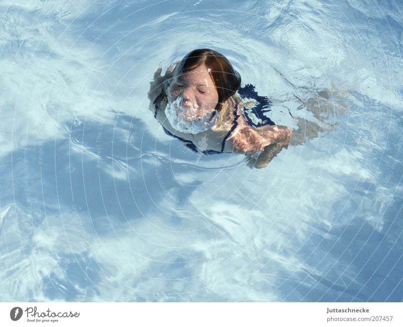 Amphi Bièn Sommer Sommerurlaub Wellen Wassersport tauchen Schwimmbad feminin Mädchen 1 Mensch Schwimmen & Baden blau Freude Lebensfreude Bewegung Energie