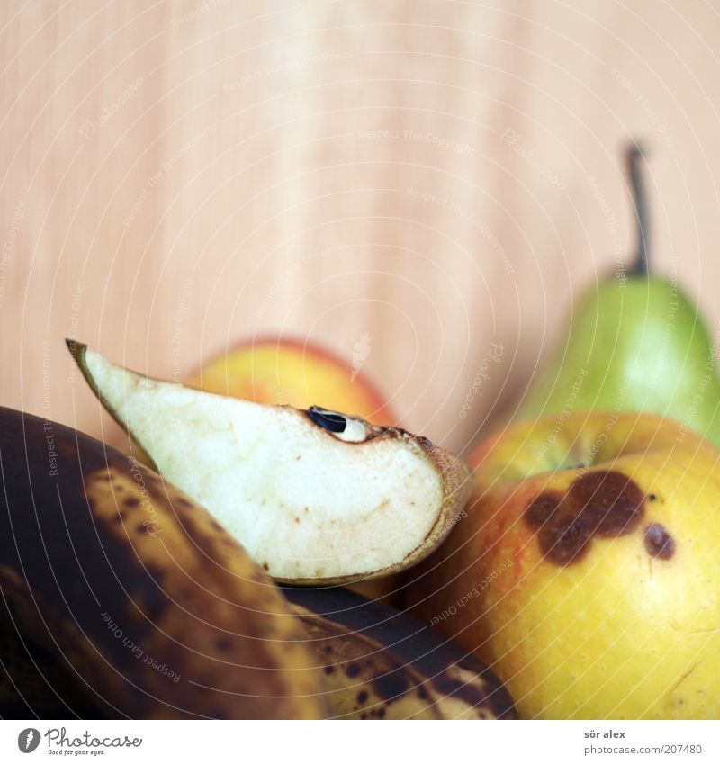 Biomüll Frucht Birne Banane Apfel Birnenkern Diät alt Ekel lecker saftig süß Verfall Vergänglichkeit Zeit dehydrieren verfaulen gammeln schimmeln Bioprodukte
