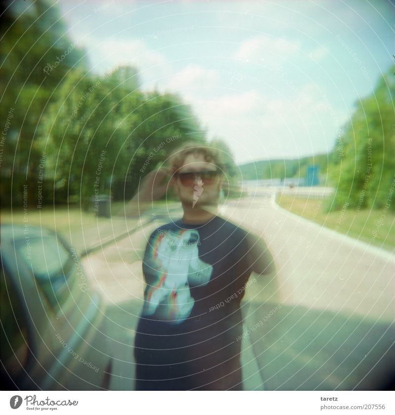 Dr. Gonzo maskulin 1 Mensch 18-30 Jahre Jugendliche Erwachsene retro Roadtrip Autobahn Rastplatz Sonnenbrille Surrealismus Vignettierung Unschärfe Drogenrausch