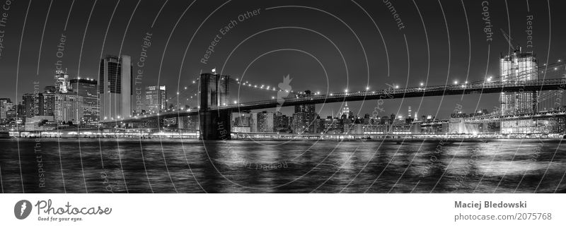 Brooklyn Bridge in der Nacht. Ferien & Urlaub & Reisen Fluss Stadt Skyline Brücke Gebäude Architektur Wahrzeichen schwarz weiß New York State Großstadt