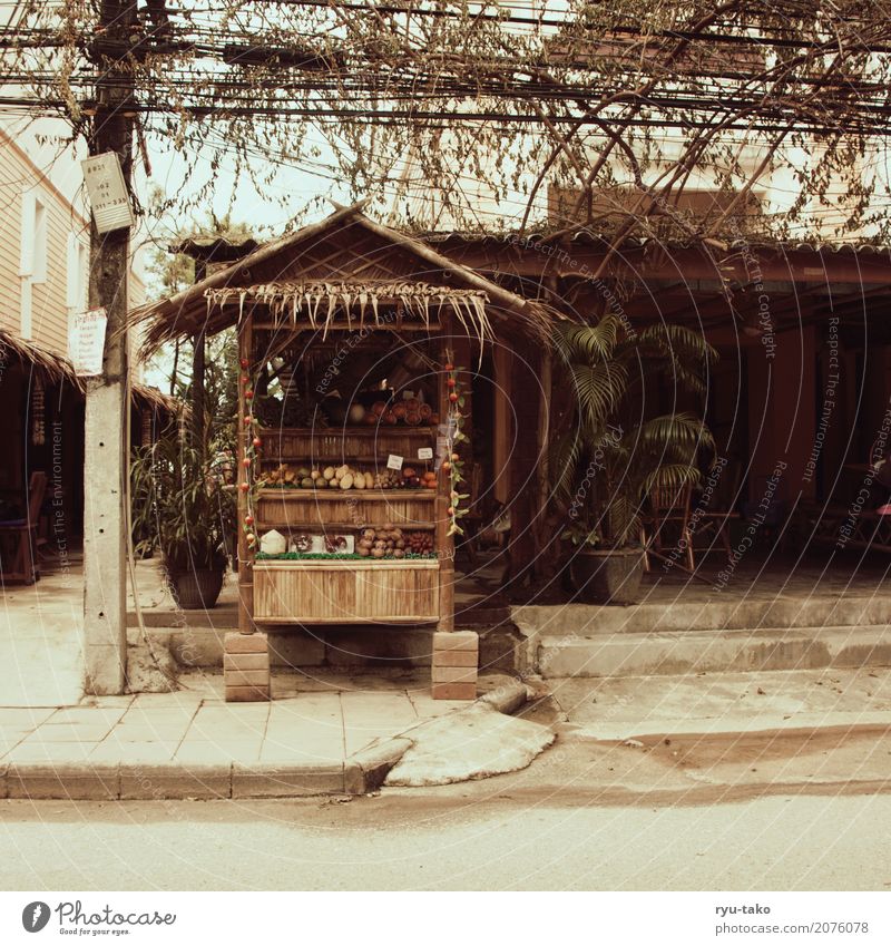 Obststand Kleinstadt Hütte Treppe Terrasse Dach ästhetisch exotisch Glück niedlich retro Wärme Zufriedenheit Ehrlichkeit Thailand Straße Frucht Gemüse Idylle