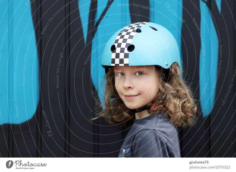 Cooler Junge mit langen Haaren und Skateboard-Helm Freizeit & Hobby Spielen Sport Inline Skating Kind Kindheit Leben 1 Mensch 8-13 Jahre Fahrradhelm brünett