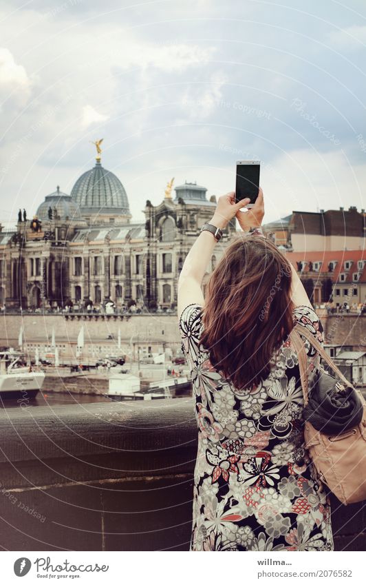 brünette frau fotografiert mit smartphone die historische altstadt von dresden Ferien & Urlaub & Reisen Tourismus Ausflug Sightseeing Städtereise Handy PDA