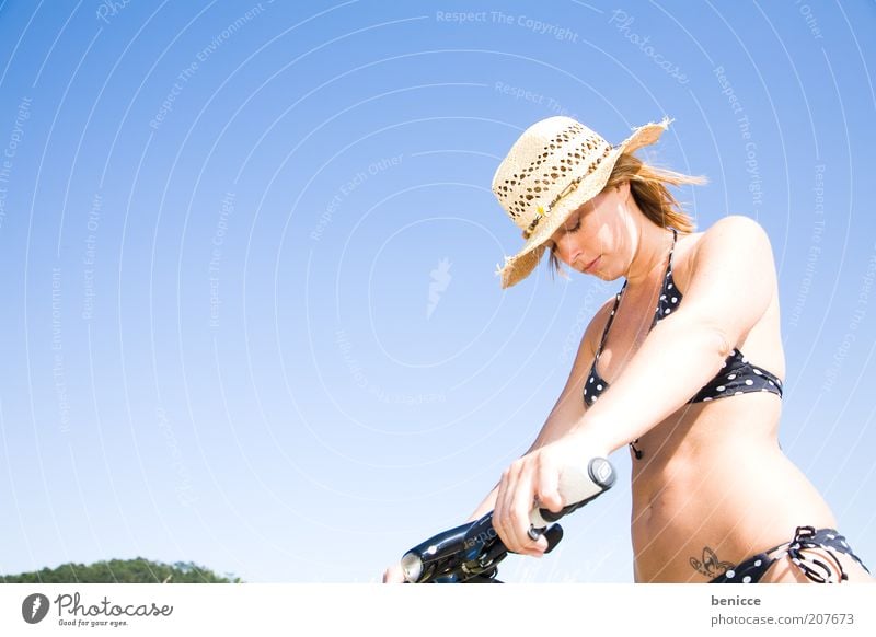 Puh, jetzt kann i nimmer Frau Fahrrad Sommer Bikini sportlich Erschöpfung Hut Sonnenhut Müdigkeit Wärme hitzewelle dünn attraktiv Himmel blau stehen Pause