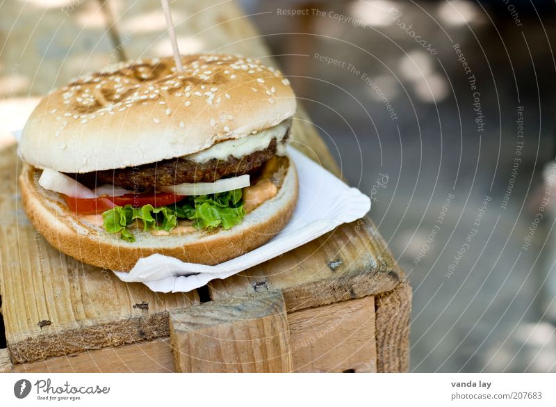 Burger Lebensmittel Fleisch Brötchen Ernährung Fastfood Fingerfood dick Laster ungesund Hamburger Holz Tisch Zwiebel Salat Tomate Fett Kalorienreich pappteller