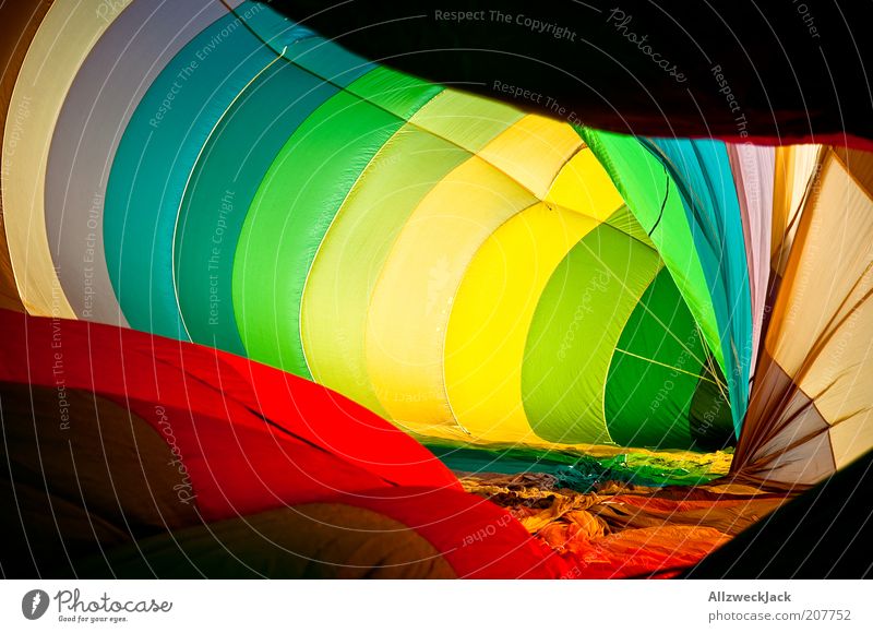 Farbflash Ballonfahrt Ballone groß mehrfarbig Farbfoto Innenaufnahme regenbogenfarben Hülle konzentrisch leuchtende Farben Vorbereitung Luft aufblasbar spektral