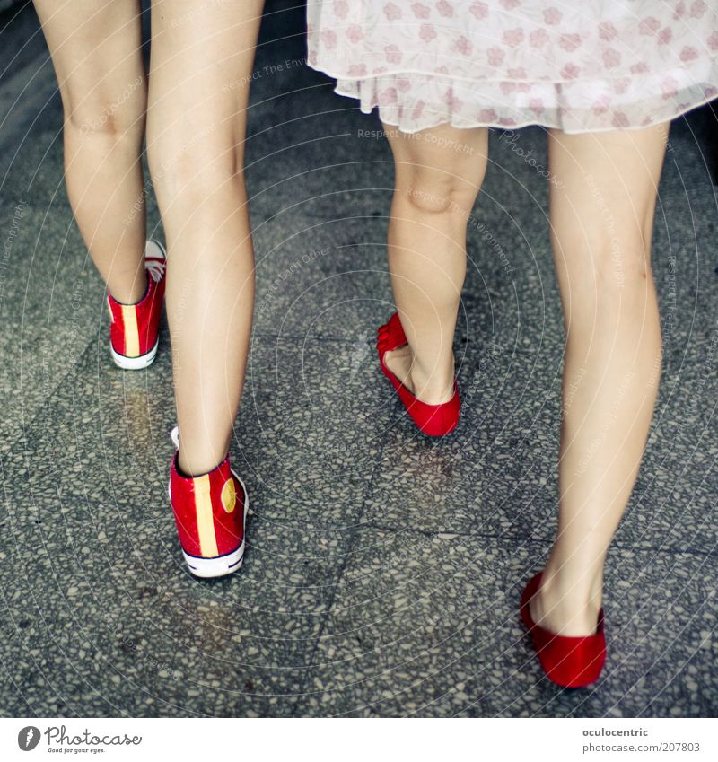 kopflos Mensch feminin Beine 2 China Peking Bekleidung Turnschuh Damenschuhe gehen dünn Fröhlichkeit trendy schön rot ästhetisch modern robcore Sommerkleid