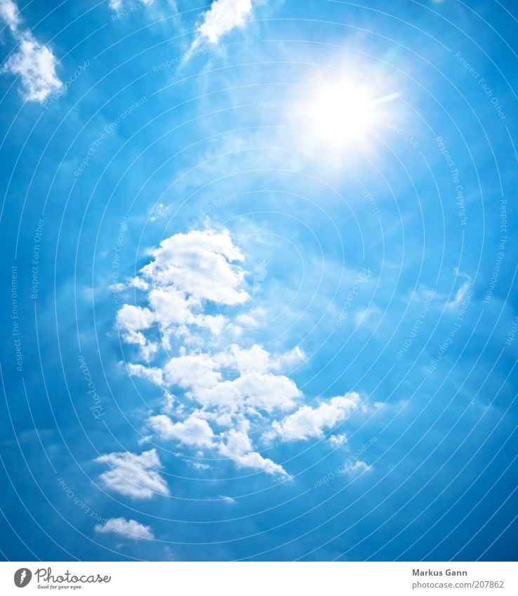 ein Stück Himmel Luft nur Himmel Wolken Sonne Sonnenlicht Schönes Wetter Blauer Himmel hell Farbfoto Außenaufnahme Menschenleer Textfreiraum rechts Tag