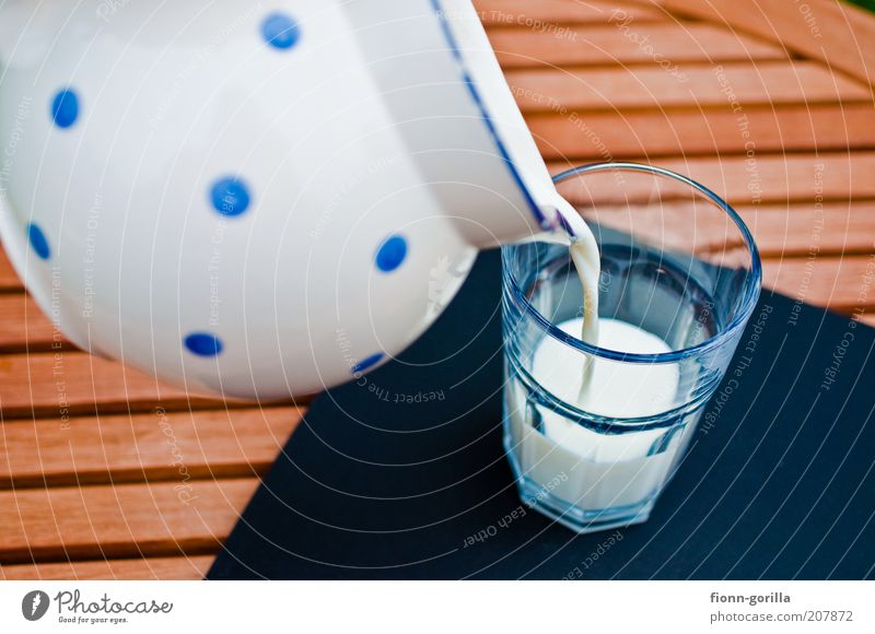 Milch, bitte! Lebensmittel Milcherzeugnisse Bioprodukte Getränk Glas Krug Kannen Tablett Wachstum ästhetisch Gesundheit natürlich weiß schön Farbfoto