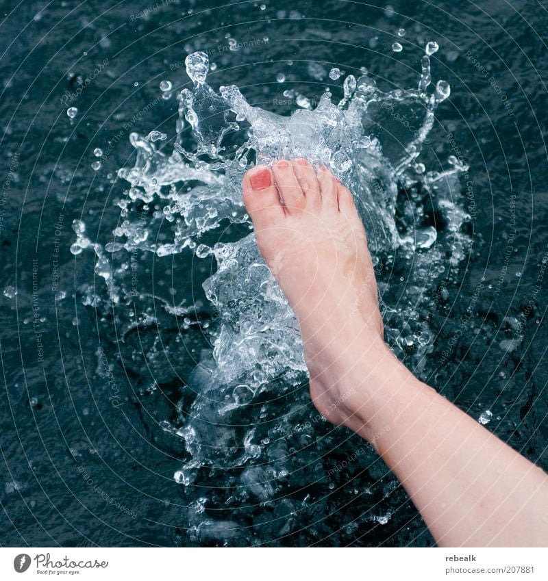 Splash schön Körperpflege Kosmetik Gesundheit Wellness Leben Wohlgefühl Erholung Schwimmen & Baden Sommer feminin Fuß spritzen Wasser kalt Wassertropfen