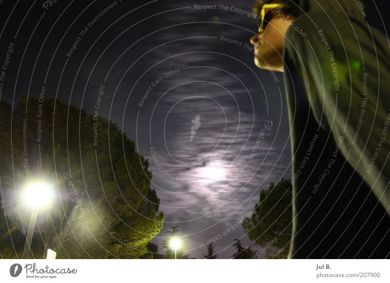 Nacht Schönes Wetter atmen Straßenbeleuchtung Mondschein Wolken dunkel Sonnenbrille Junger Mann 18-30 Jahre Erwachsene Froschperspektive Lichtschein