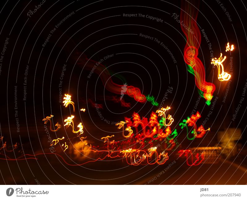 tanzende psychedelische Lichter Geschwindigkeit mehrfarbig rot schwarz Bewegung Surrealismus Farbfoto Außenaufnahme Experiment Menschenleer Textfreiraum oben