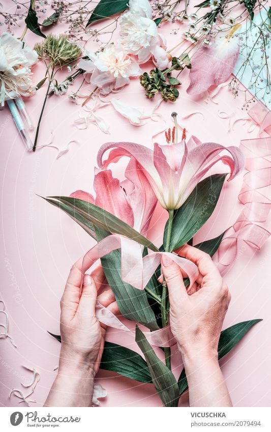 Weibliche Hände machen schönen rosa Blumenstrauß Lifestyle Freizeit & Hobby Feste & Feiern Valentinstag Muttertag Hochzeit Geburtstag Mensch feminin Frau