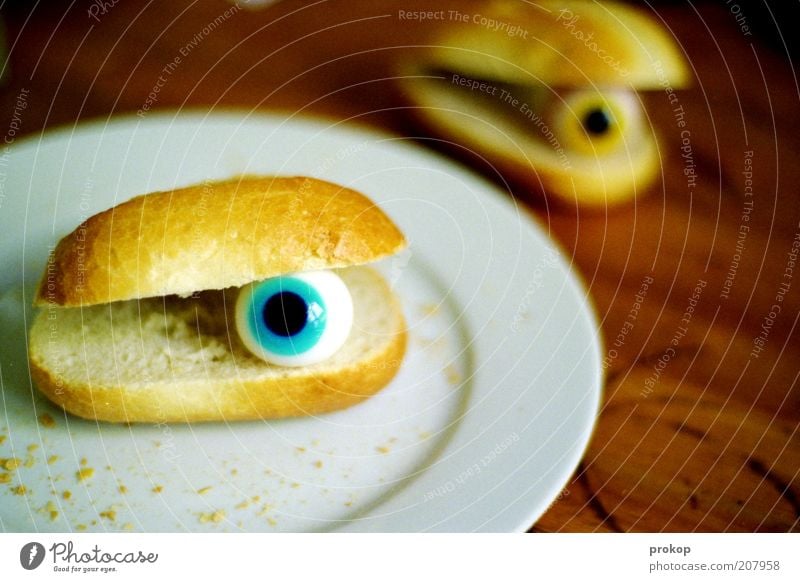 Frühstück mit Bill Lebensmittel Teigwaren Backwaren Teller Auge beobachten Brötchen Krümel Tisch Pupille bizarr Surrealismus Blick fremd bedrohlich skurril